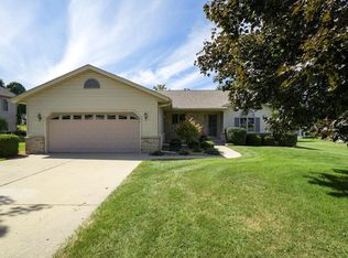 1678 Wood Ridge Ln, Burlington, WI 53105