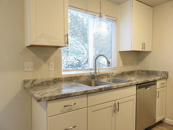 4th image of 3205 E D St APT 1