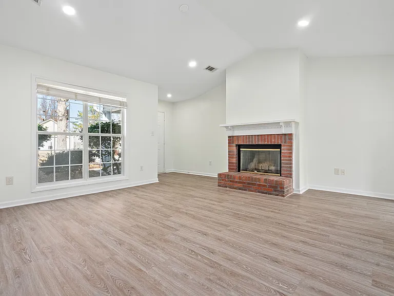 2187 Herndon St — Photo 4