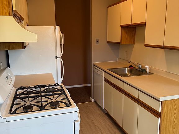 3rd image of 212 Regency Park Dr