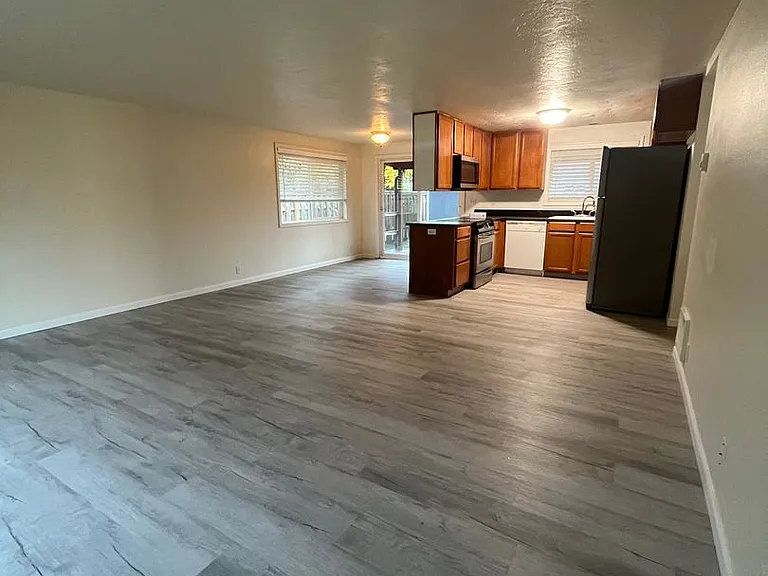 1033 F St — Photo 3