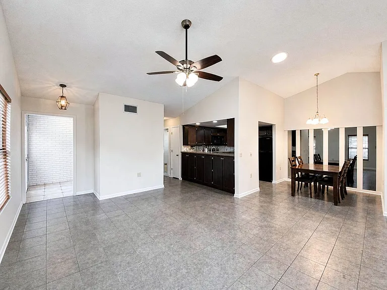 614 Lake Carolyn Cir — Photo 5