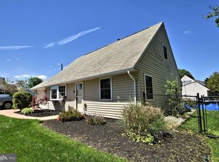 35 Cloister Rd, Levittown, PA 19057