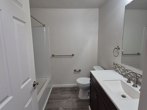 4th image of 704 NE Kane Dr #103OFFSITE-1229