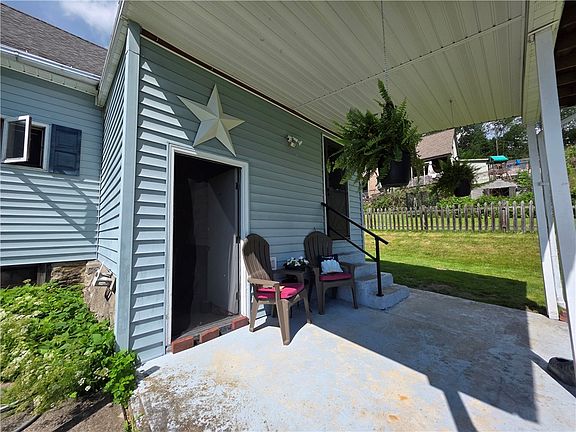 4th image of 19 Blaine St