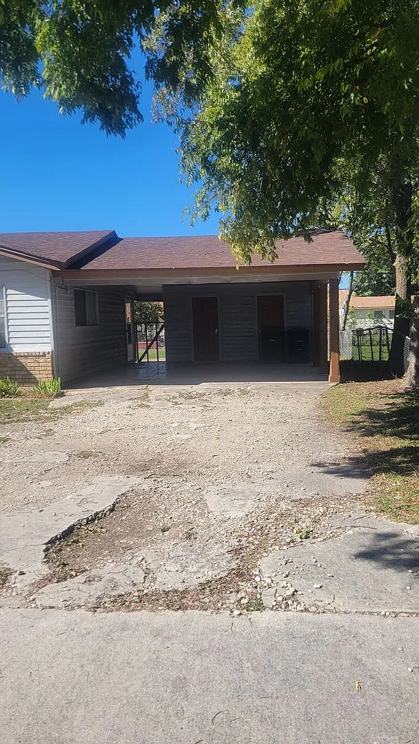 Charming 3-Bedroom, 1-Bath Home with Large Backyard Fully Furnished! — Photo 3