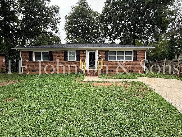 425 Cody Cir — Photo 1