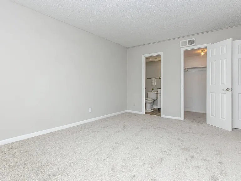 Kingston Pointe Apartments — Photo 32