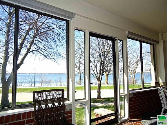 3rd image of 115 E Lakeshore Dr