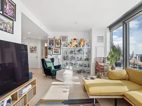 3 Court Sq #3903, Long Island City, NY 11101