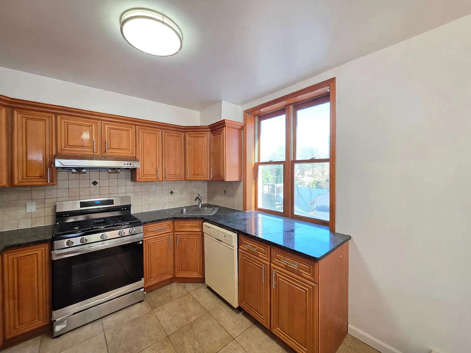 3 bed, 2.5 bath, 1700 sqft, $4,200 — Photo 2