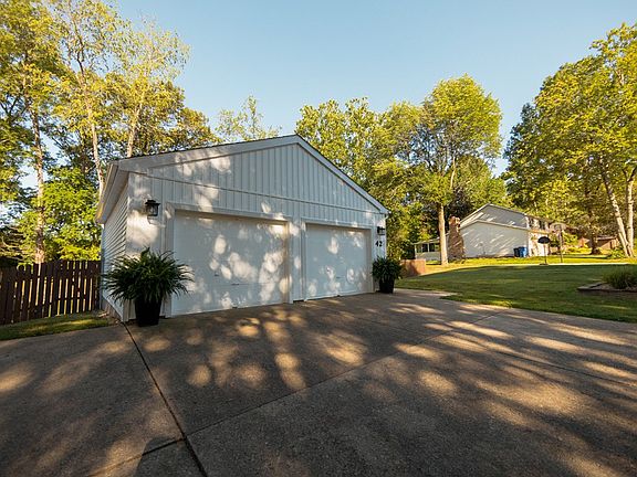 4th image of 42 Saint Andrews Blvd