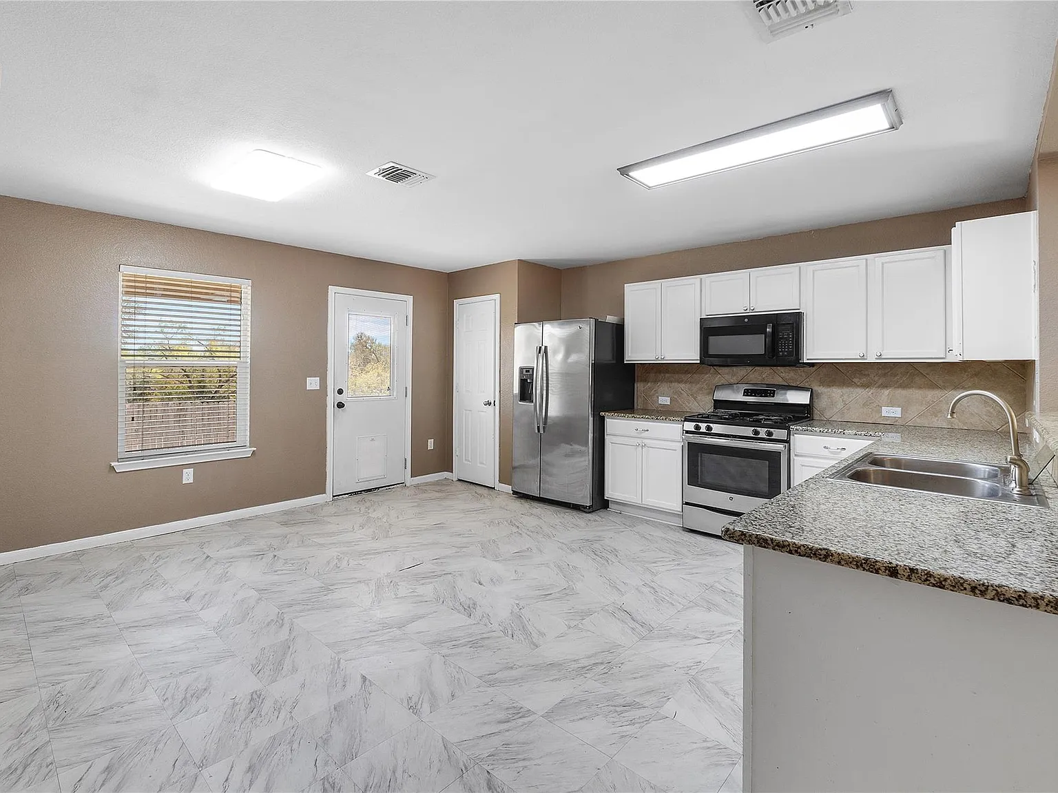 4 bed, 2.5 bath, 2095 sqft, $2,000 — Photo 4