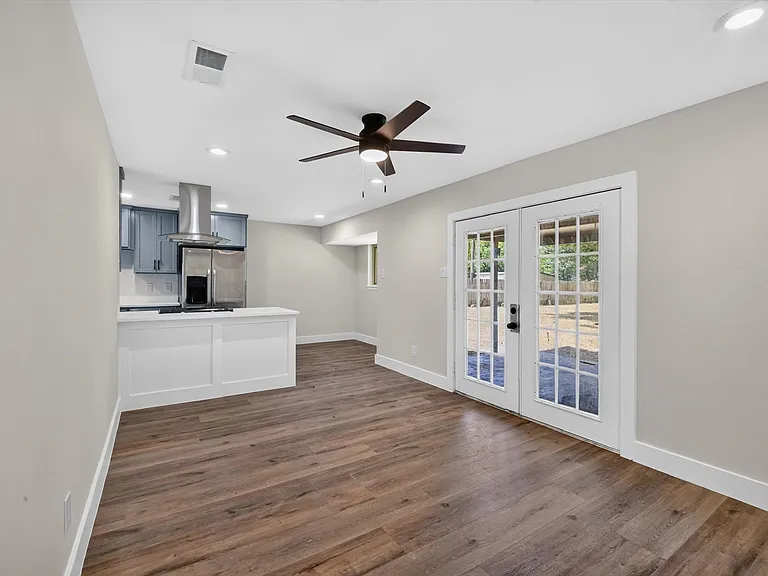 913 Russell Ln — Photo 11
