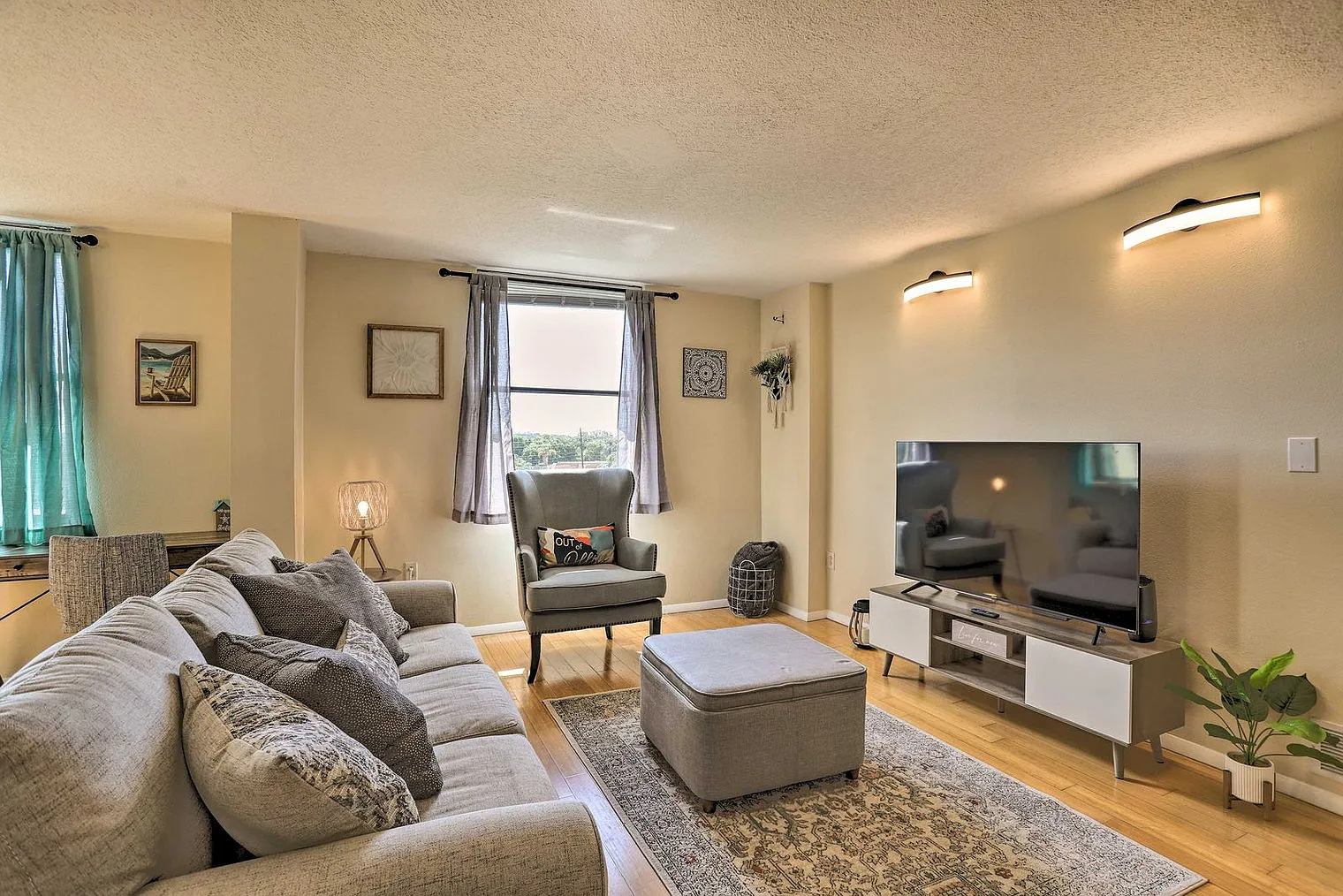 2 bed, 2.0 bath, 1237 sqft, $2,322 — Photo 2