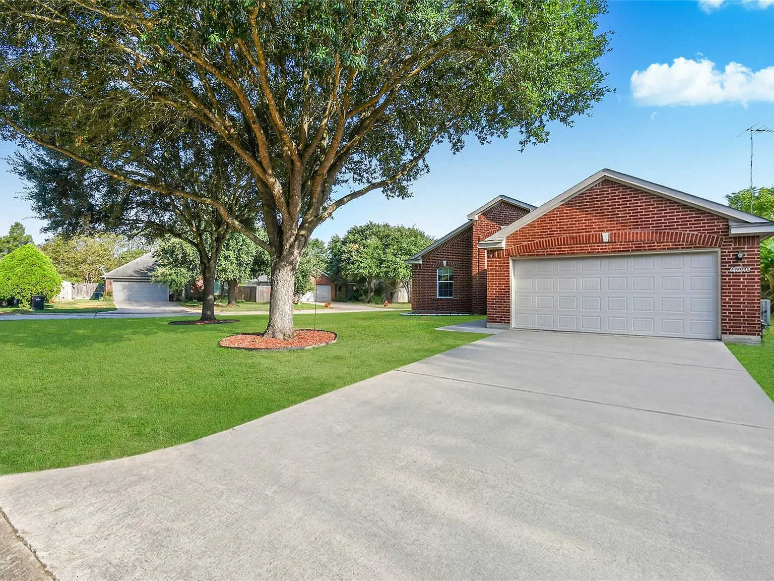 3 bed, 2.0 bath, 1563 sqft, $1,950 — Photo 3