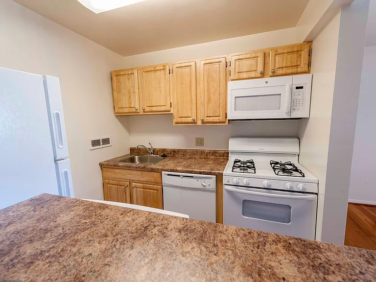 Mt Washington Manor — Photo 11