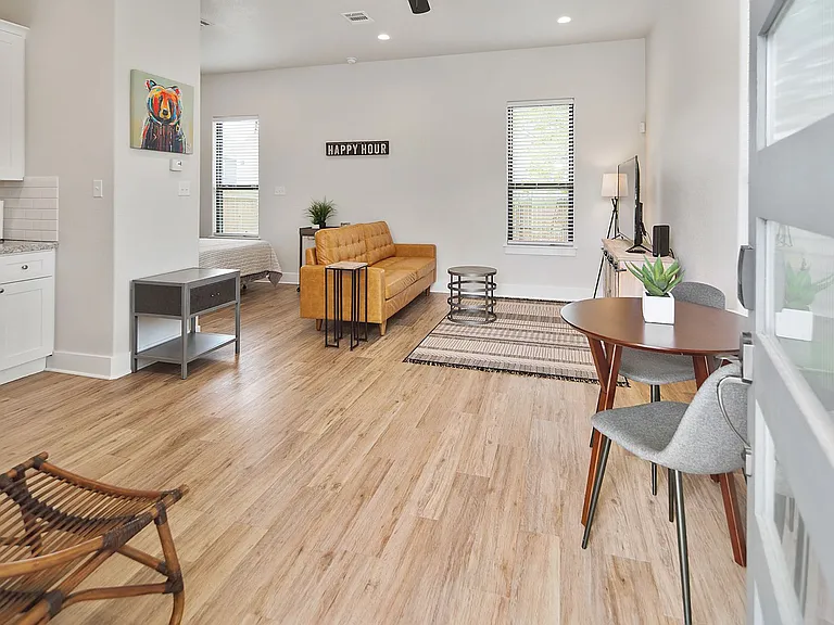 1104 Arizona St — Photo 3