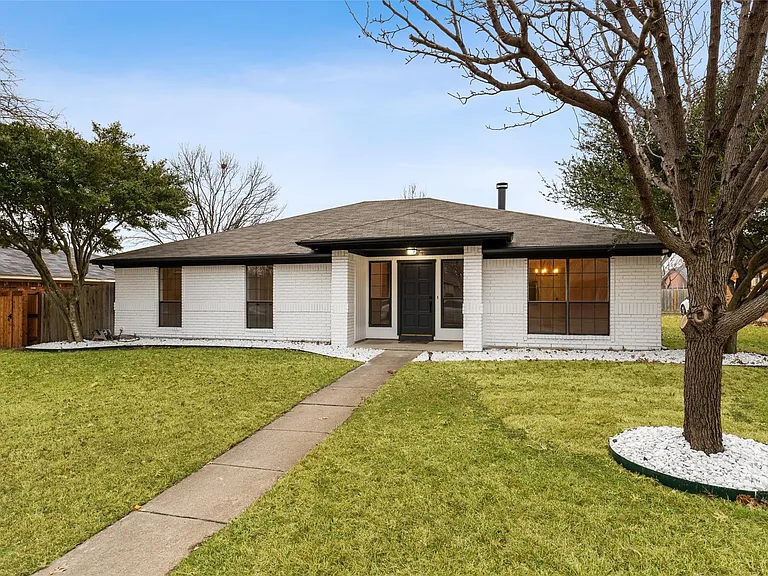 924 Simon Dr — Photo 4