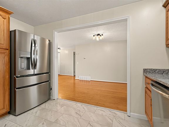 5th image of 206 Huckleberry Rd