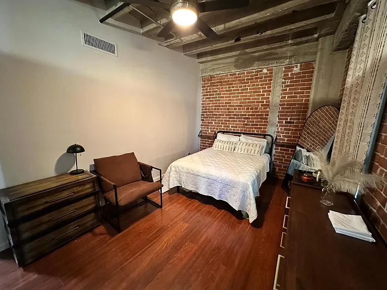 114 W Adams St #402 — Photo 3