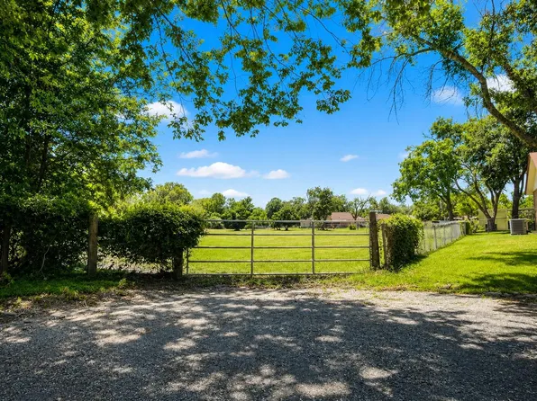 S Knox Ave, Giddings, TX 78942