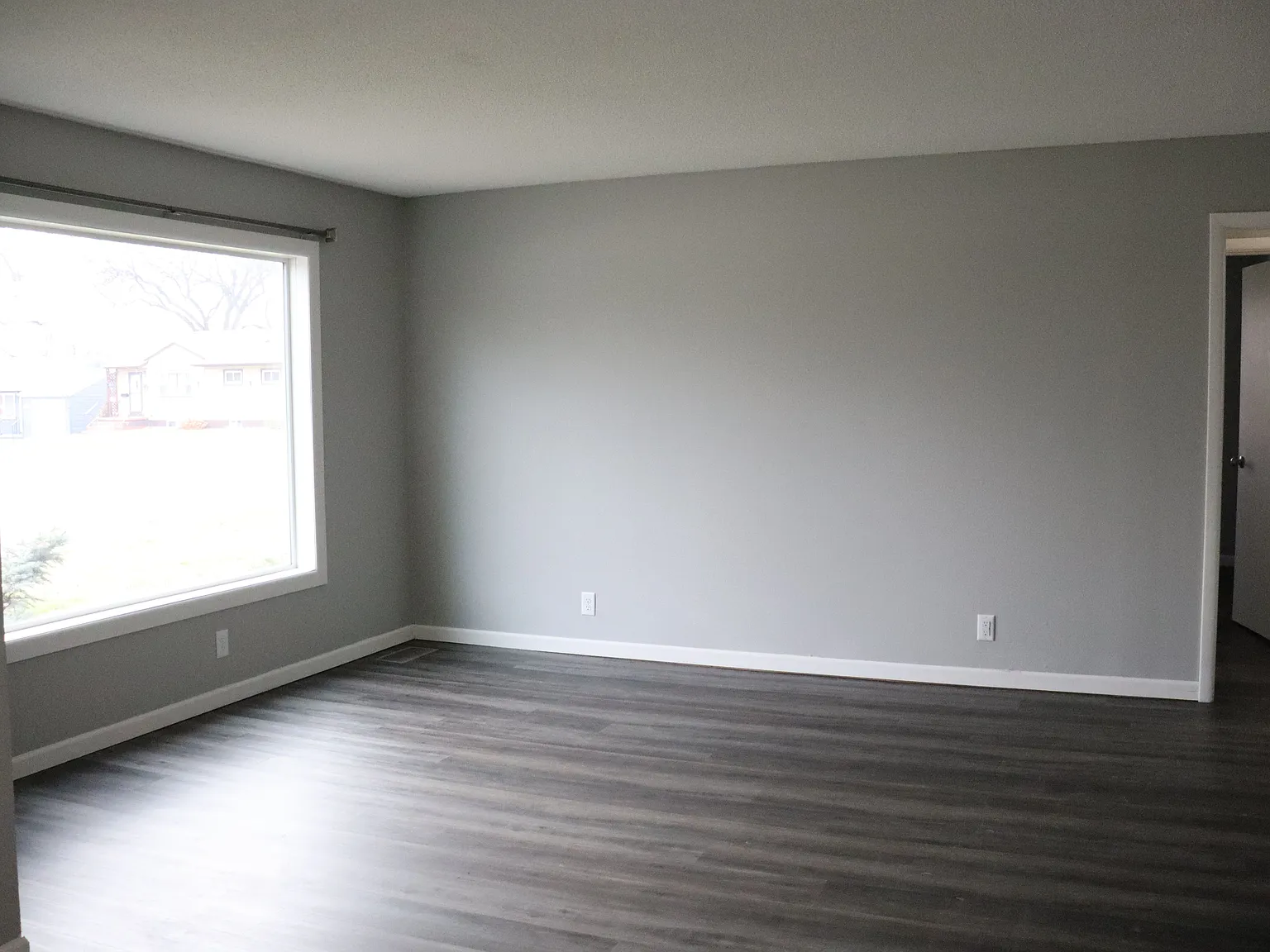 3 bed, 2.0 bath, 1604 sqft, $2,240 — Photo 2