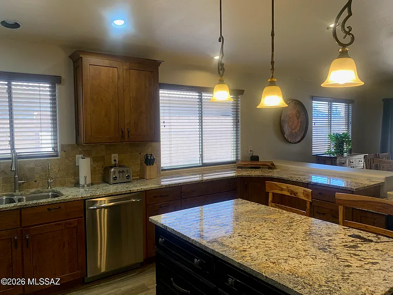 2514 E Petroglyph Ln — Photo 5