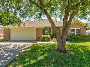 702 Hillcrest Dr, Cleburne, TX 76033