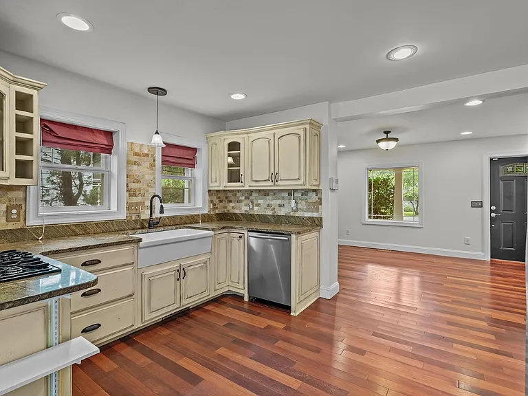 835 N Ashe St — Photo 35