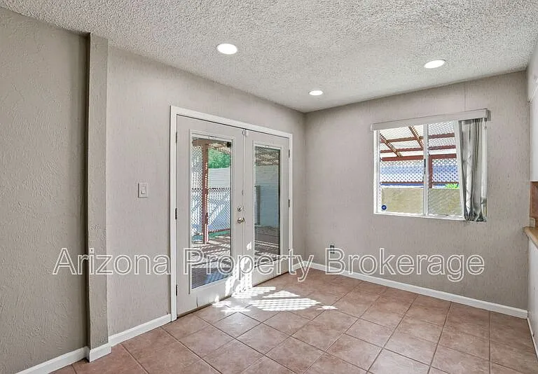 2192 E Balboa Dr — Photo 10