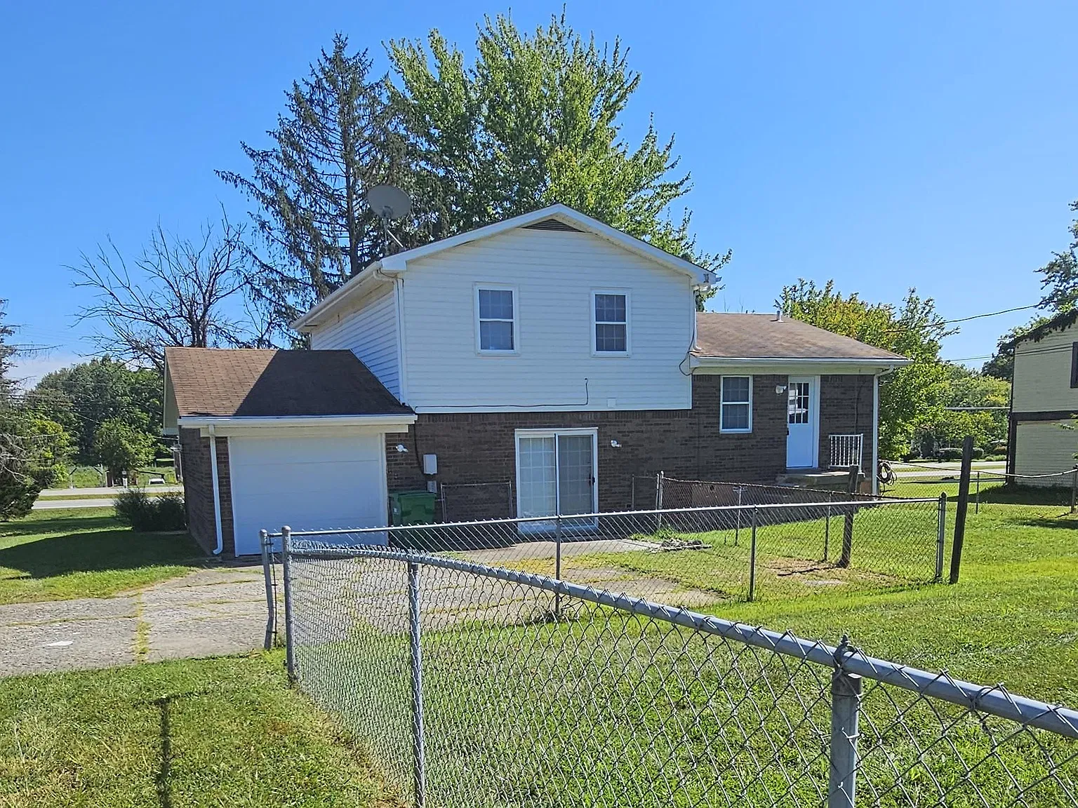 3 bed, 1.5 bath, 1636 sqft, $1,900 — Photo 2