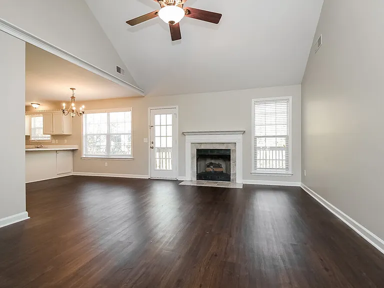1126 Poplar Hollow Rd — Photo 4