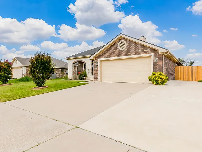 2405 Coy Dr — Photo 2