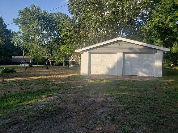 3rd image of 2903 White Oak Dr