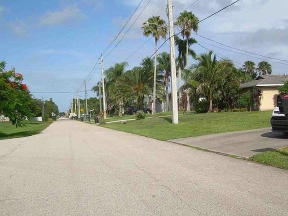 Exterior Neighborhood (street photo)