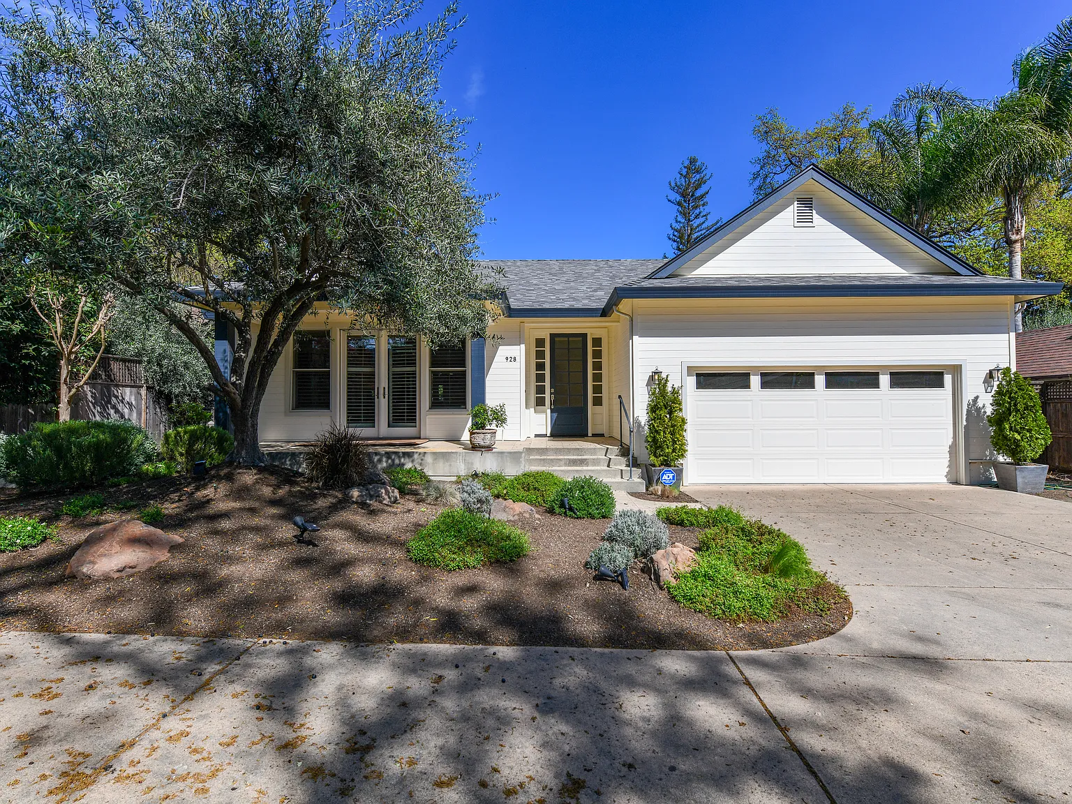 3 bed, 2.5 bath, 2043 sqft, $7,400 — Photo 1