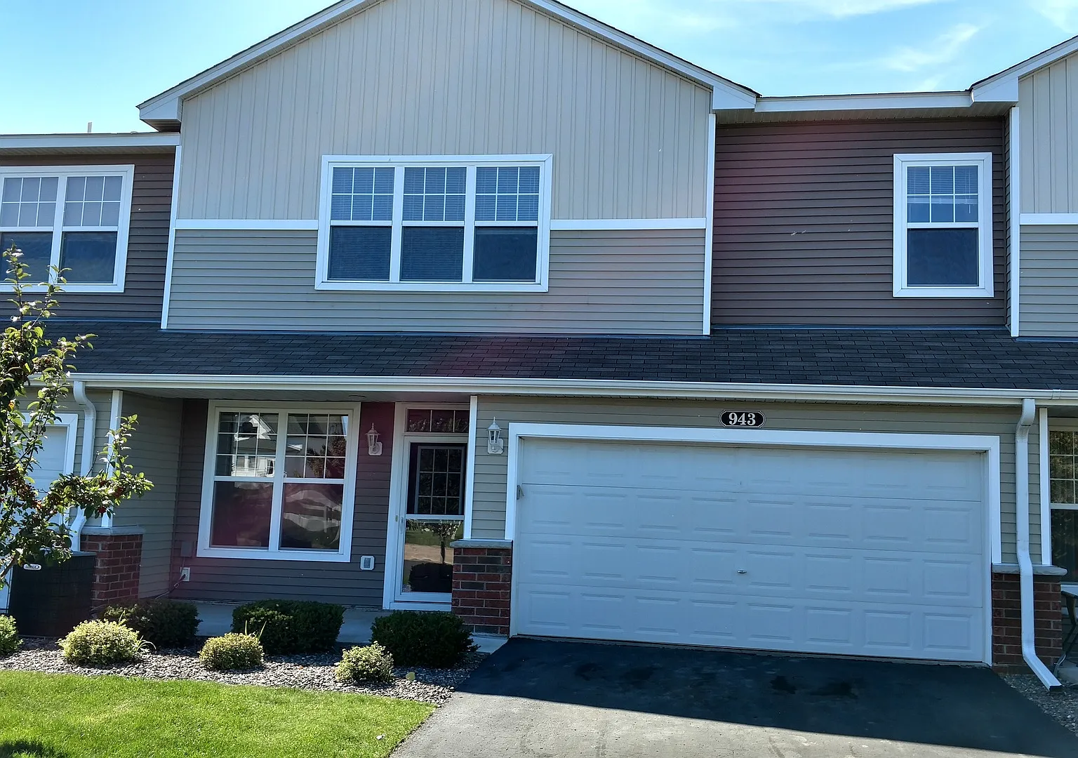 2 br plus den 3 bath townhome — Photo 1