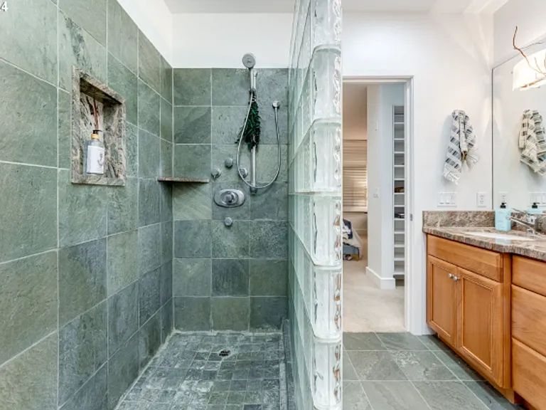2015 SE Columbia River Dr #320 — Photo 9