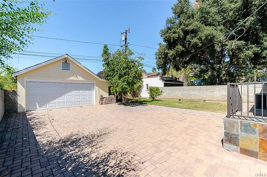 2 bed, 1320 sqft, $5,868 — Photo 4