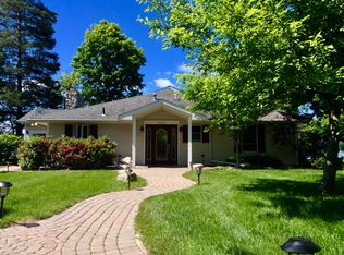 10210 Buhl Dr, Pinckney, MI 48169