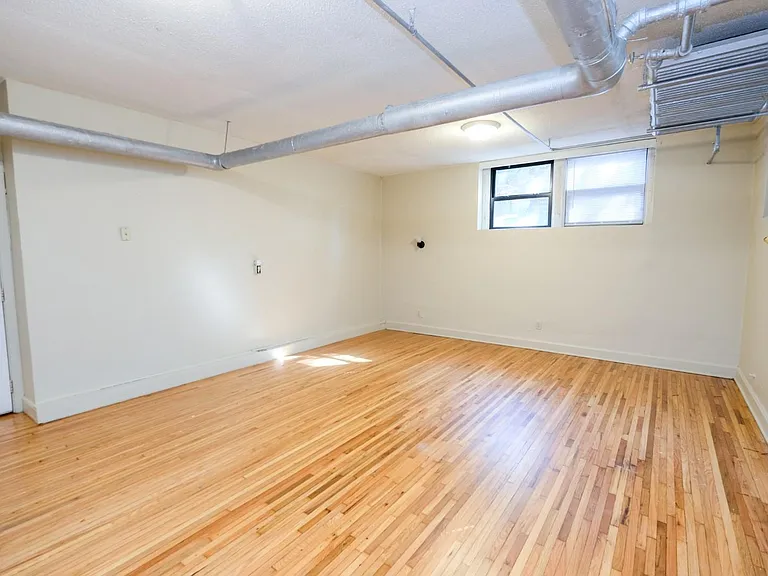 Yale Apartments — Photo 18