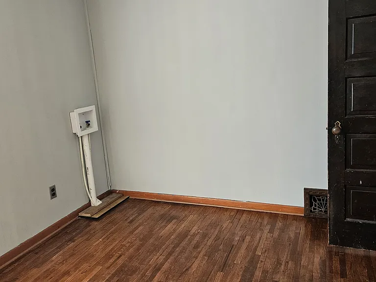 1041 W State St — Photo 16