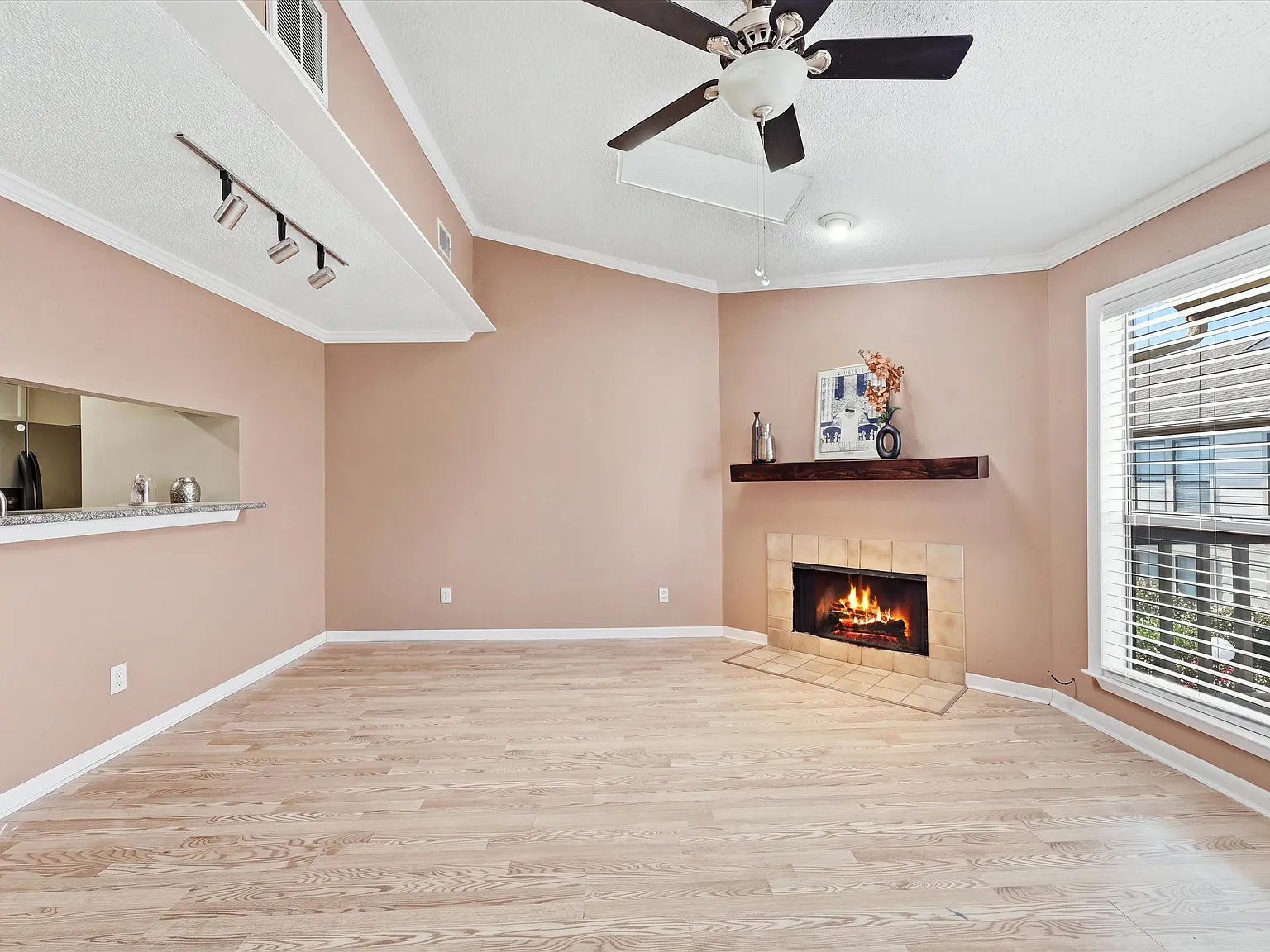 2 bed, 1155 sqft, $1,600 — Photo 1