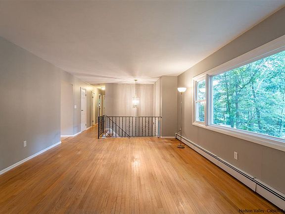 5th image of 20 Marthas Ct