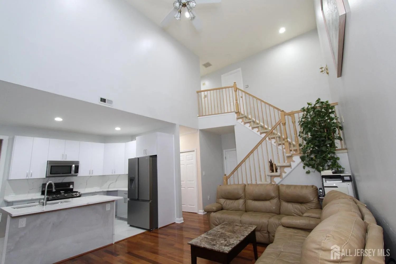 4 bed, 2.5 bath, 2262 sqft, $4,900 — Photo 3