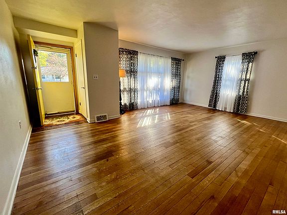 4th image of 928 Hawkinson Ave