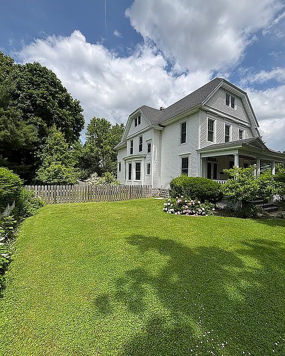 2nd image of 242 Paddock St