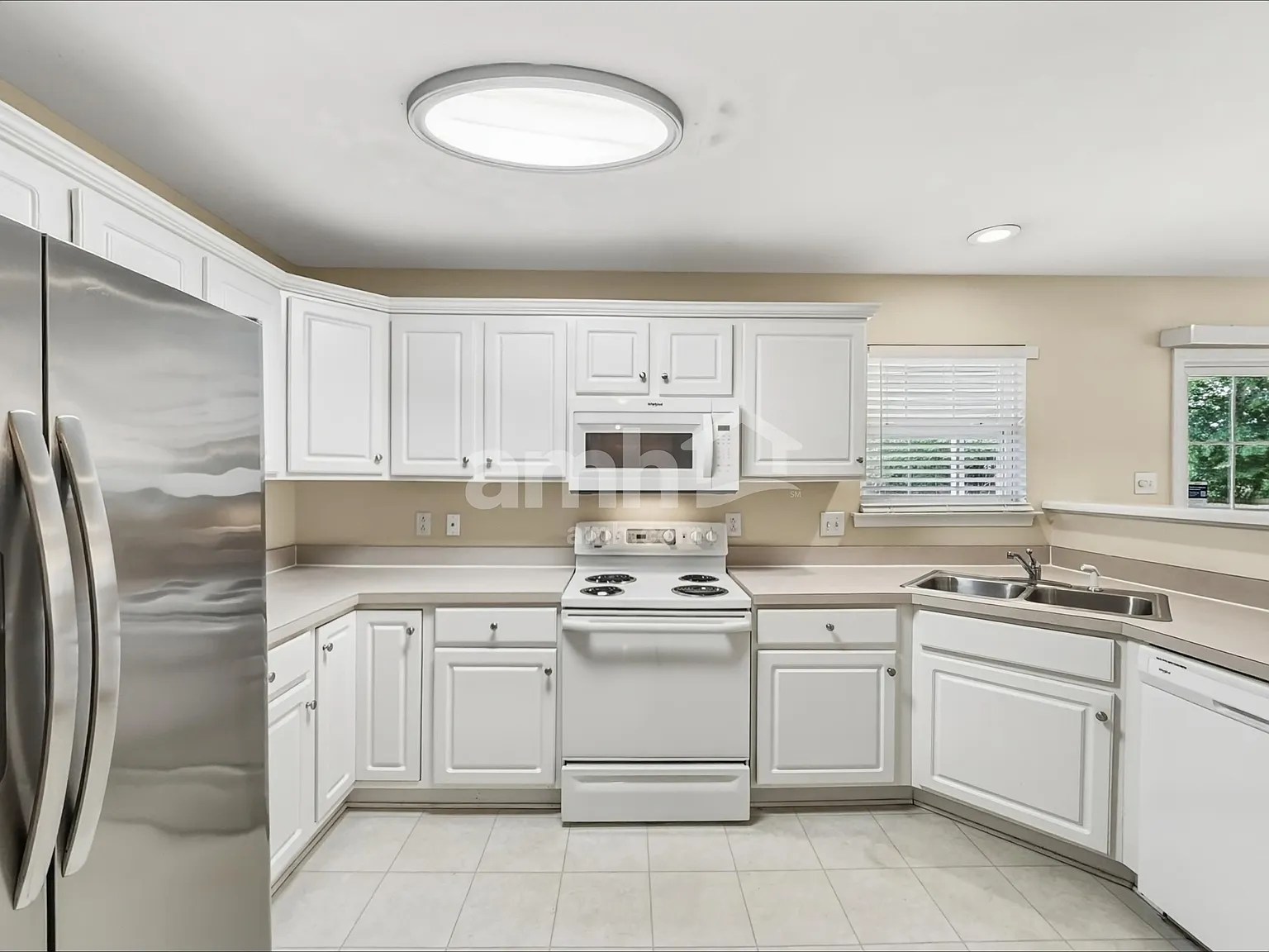 3 bed, 2.5 bath, 1925 sqft, $2,310 — Photo 3