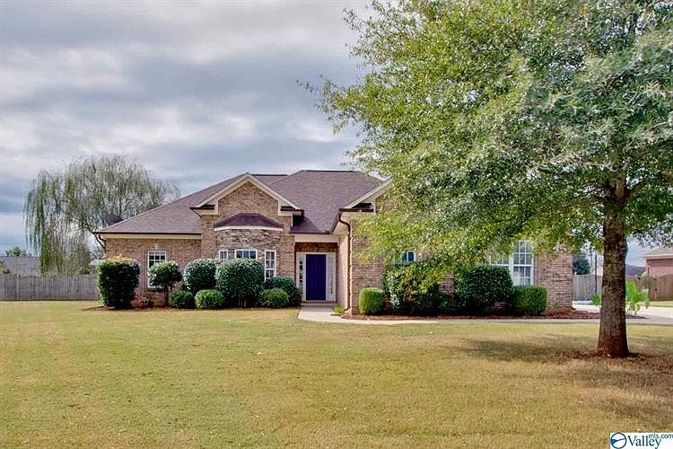 1st image of 124 Laurel Bend Dr